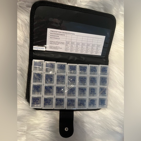 ☀️BRAND NEW☀️ Weekly medicine organizer - Picture 1 of 3